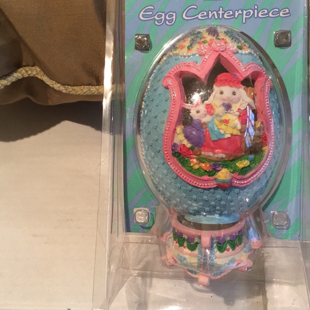 NWT vintage 1990s Easter Egg Centerpiece with stand